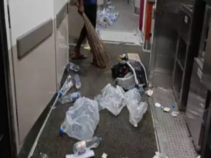 Vande Bharat trains to get flight like litter collection system | 'वंदे भारत' ट्रेनों में सफाई को लेकर दिखाई देगी अब नई व्यवस्था, वीडियो वायरल होने के बाद बदलाव की घोषणा