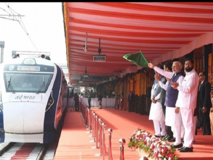 Prime Minister Narendra Modi flagged off, Vande Bharat Express ran from Nagpur to Bilaspur | प्रधानमंत्री नरेंद्र मोदी ने दिखाई हरी झंडी, नागपुर से बिलासपुर के लिए दौड़ पड़ी वंदे भारत एक्सप्रेस