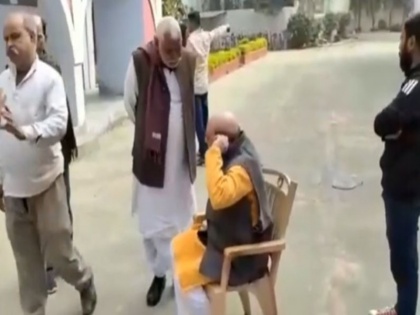 former MLA Maya Shankar Pathak beaten video viral after indecent assault on student | छेड़खानी के आरोप में पूर्व BJP विधायक को लोगों ने पीटा, कान पकड़कर मांगनी पड़ी माफी, वीडियो वायरल