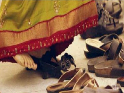 vastu tips to keep shoes slippers at home for auspicious energy | Vastu Tips: घर में इन जगहों पर अगर आप भी रखते हैं जूते-चप्पल तो कर रहे हैं बड़ी गलती!