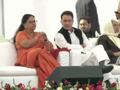 Vasundhara Raje Scindia key atraction of camra in Gehlot's oath taking ceremony, Rahul-Manmohan present | गहलोत के शपथ ग्रहण समारोह में महफिल लूट ले गईं वसुंधरा राजे सिंधिया, बैठे रह गए राहुल-मनमोहन