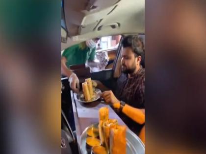 jugaad technology and innovation to eat food outside during corona lockdown see viral video | लॉकडाउन में बाहर खाना खाने का युवक ने किया गजब जुगाड़, लोगों ने कहा- खाने के लिए ये कुछ भी कर सकते हैं jugaad technology and innovation to eat food outside during corona lockdown see viral video | लॉकडाउन में बाहर खाना खाने का युवक ने किया गजब जुगाड़, लोगों ने कहा- खाने के लिए ये कुछ भी कर सकते हैं