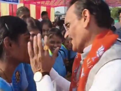 ‘Humare Paas Faaltu Time Hai Kya?’ Student Scolds VD Sharma For Arriving Late At Event In Chhatarpur | एमपी के एक खेल महोत्सव में देरी से पहुँचने पर भाजपा सांसद वीडी शर्मा को एक महिला खिलाड़ी ने झाड़ा, कहा- ...हमारे पास फालतू टाइम है क्या? वीडियो वायरल | WATCH ‘Humare Paas Faaltu Time Hai Kya?’ Student Scolds VD Sharma For Arriving Late At Event In Chhatarpur | एमपी के एक खेल महोत्सव में देरी से पहुँचने पर भाजपा सांसद वीडी शर्मा को एक महिला खिलाड़ी ने झाड़ा, कहा- ...हमारे पास फालतू टाइम है क्या? वीडियो वायरल | WATCH