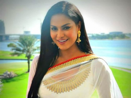 Veena Malik song Aye Dushman e Watan release indian user troll her | वीना मलिक का नया गाना 'दुश्मन-ए वतन तू जरा हो जा होशियार' रिलीज, लोग बोले-तुम गाने ही बनाते रहना, वो चांद पर हो आए