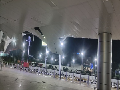 Veer Savarkar Airport terminal inaugurated by Prime Minister Narendra Modi on July 18, part of its roof was uprooted and hung in the air on the night of July 22 | प्रधानमंत्री नरेंद्र मोदी ने जिस वीर सावरकर एयरपोर्ट टर्मिनल का 18 जुलाई को किया उद्घाटन, 22 जुलाई की रात उसकी छत का हिस्सा उखड़कर हवा में लटका