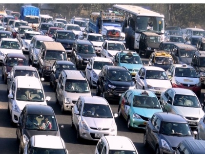 Over 16 lakh vehicle owners in Delhi may face penalty upto 10000 rupees | दिल्ली में 16 लाख से ज्यादा वाहन मालिकों पर लग सकता है 10 हजार रुपए तक का जुर्माना, जानें वजह