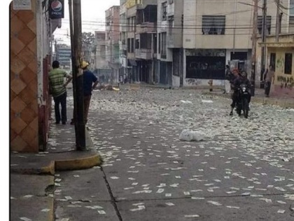 Fact Check: The picture of a note thrown on the road in Venezuela is viral !, know the truth | Fact Check: वेनेजुएला में सड़क पर फेंके हुए नोट की तस्वीर वायरल!, जाने सच्चाई