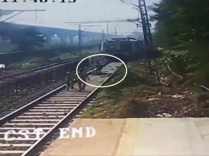 mumbai man lying on the railway track the motorman applied emergency brake to save his life see video | ट्रेन आता देख रेलवे ट्रैक पर लेटा शख्स, इस सूझबूझ से मोटरमैन ने बचाई जान, वीडियो वायरल