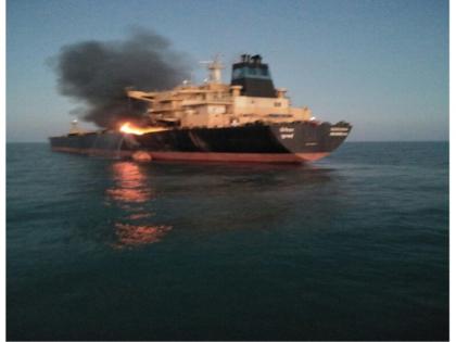 Fire breaks out in oil tanker off Kandla port | मर्चेंट नेवी के टैंकर में हजारों टन भरा था हाई-स्पीड डीजल, बीच समुद्र में लगी आग  