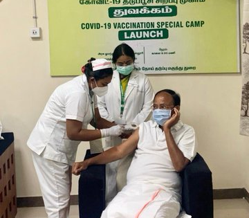 COVID19 vaccine pm narendra modi Vice President M. Venkaiah Naidu first dose sharad pawar cm nitish kumar  | पीएम मोदी के बाद उपराष्ट्रपति वेंकैया नायडू, एनसीपी प्रमुख शरद पवार और सीएम नीतीश ने टीके की पहली खुराक ली