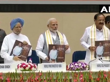 PM Narendra Modi and Manmohan Singh at the launch of Venkaiah Naidu's book Moving on Moving Forward A Year in Office | उपराष्ट्रपति वेंकैया नायडू की बुक को PM मोदी ने किया लॉन्च, मनमोहन सिंह समेत कई दिग्गज रहे मौजूद