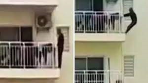 Faridabad Man doing exercise by hanging from 12th floor balcony video goes viral | फरीदाबाद: 12वीं मंजिल की बालकनी से लटककर एक्सरसाइज कर रहा था शख्स, वीडियो वायरल, देखें