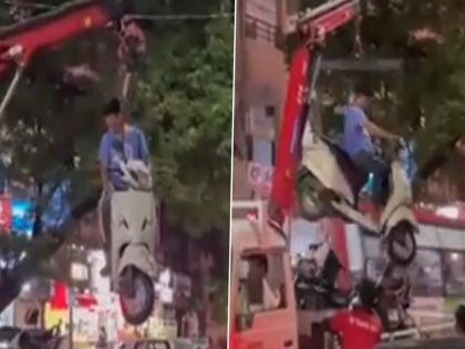 Video Crane lifted the scooty parked no parking zone with owner nagpur police planning take action against contractor company | Video: नो पार्किंग जोन में खड़ी स्कूटी को मालिक के साथ क्रेन ने उठाया, नागपुर पुलिस कांट्रेक्टर कंपनी पर करेगी कार्रवाई