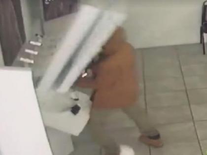 Watch: ‘Clumsy’ robber breaks into cell phone store, drops shelf on himself | 'अनाड़ी' चोर का वीडियो हुआ वायरल, बंद दुकान से कर रहा था मोबाइल चोरी