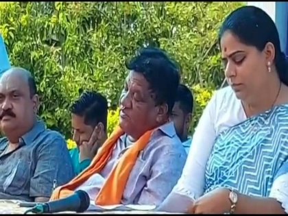 Video Despite the prohibition BJP leaders Rashmikant Vasava drunk stage gujarat district president could not even open his eyes | Video: शराबबंदी के बावजूद भरी मंच पर नशे में धुत दिखे भाजपा नेता, आंख तक नहीं खोल पा रहे जिलाध्यक्ष