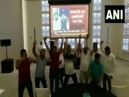 Video Eknath Shinde becoming maharashtra CM rebel shiv sena leaders danced fiercely table raised slogans support | Video: एकनाथ शिंदे के सीएम बनने की खबर मिलते ही बागी नेताओं ने टेबल पर चढ़कर किया जमकर डांस, लगाए समर्थन में नारे
