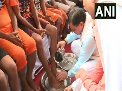 Video viral Uttarakhand CM Pushkar Singh Dhami washes feet haridwar kanwariyas his hands with jug full of water cleans them clothes | Video: उत्तराखंड के सीएम धामी ने पानी से भरे जग को लेकर अपने हाथों से धोया कांवड़ियों का पैर, फिर कपड़ों से किया साफ, सुनी तीर्थ यात्रियों की परेशानी