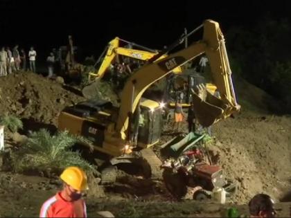 Madhya Pradesh Vidisha incident Ganjbasoda many people fell in deep well rescue operation | मध्य प्रदेश: विदिशा में बड़ा हादसा, मिट्टी धंसने से 50 फुट गहरे कुएं में गिरे दो दर्जन से ज्यादा लोग, चार की मौत