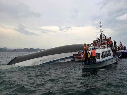 Tourist boat capsized in Vietnam's Ha Long Bay, about 27 people died, 23 missing | वियतनाम के हा लॉन्ग बे में पर्यटकों की नाव पलटी, करीब 27 लोगों की मौत, 23 लापता Tourist boat capsized in Vietnam's Ha Long Bay, about 27 people died, 23 missing | वियतनाम के हा लॉन्ग बे में पर्यटकों की नाव पलटी, करीब 27 लोगों की मौत, 23 लापता