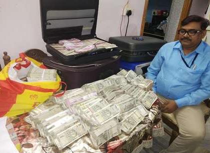 PWD Engineer arrested by nigrani department for taking bribe of 14 lakh rupees | पटना में घूसखोर कार्यपालक अभियंता 14 लाख रुपए रिश्वत लेते रंगे हाथ हुआ गिरफ्तार, करोड़ों की संपत्ति का चला पता