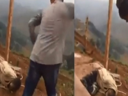 chinese manager beat his employer brutally videos goes viral | स्टाफ को खंभे से बांधकर मैनेजर ने पीटा, पुलिस ने किया गिरफ्तार, वीडियो वायरल