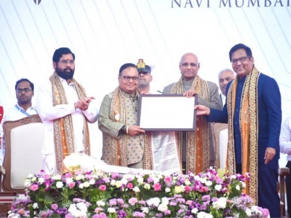 Lokmat Group Chairman Vijay Darda honoured with D.Litt | लोकमत समूह के अध्यक्ष विजय दर्डा को डी.लिट की उपाधि से किया गया सम्मानित