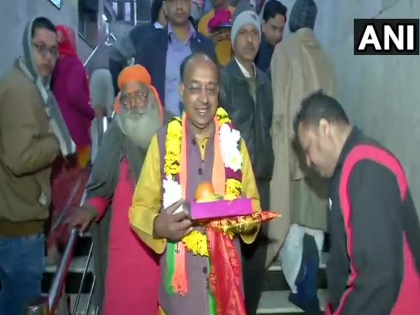 BJP Vijay Goel offered prayers at Hanuman Temple in Connaught Place before Delhi Results | बजरंग बली की शरण में बीजेपी नेता विजय गोयल, कहा- हनुमानजी ने दिया आशीर्वाद, हम जीतेंगे