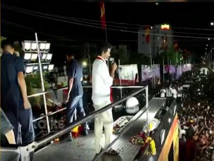 VIDEO Shows Slipper Thrown At Vijay While Speaking At TVK Rally In Tamil Nadu's Karur, Hits Security Guard | वीडियो में तमिलनाडु के करूर में टीवीके रैली में बोलते हुए विजय पर चप्पल फेंकी गई, जो सुरक्षा गार्ड को लगी