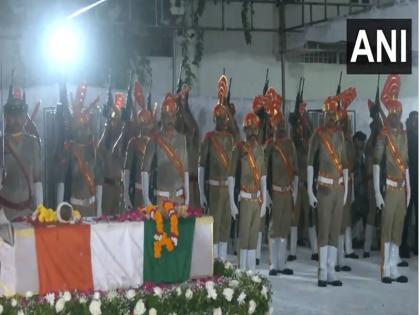 Gujarat ex-CM Vijay Rupani was given a 21-gun salute. Home Minister Amit Shah also attended the funeral, which was held at Rajkot, Gujarat on Monday. | Ahmedabad plane crash: गुजरात के पूर्व सीएम विजय रूपाणी को 21 तोपों की सलामी दी गई,, अमित शाह अंतिम संस्कार में हुए शामिल | Watch