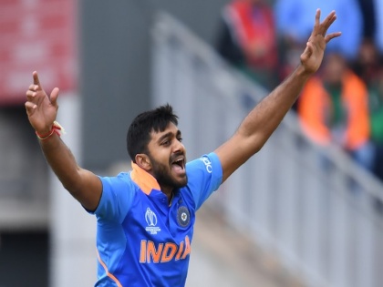 ICC World Cup 2019, India vs Pakistan: Vijay Shankar gets a wicket first ball | ICC World Cup 2019, IND vs PAK: विश्व कप की अपनी पहली ही गेंद पर विजय शंकर ने झटका विकेट