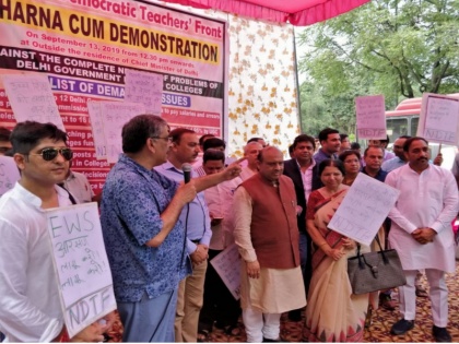 Delhi colleges Funds cut, National Democratic Front protest outside CM and kejriwal rv residence | दिल्लीः कॉलेजों में फंड की कटौती को लेकर CM आवास पर प्रदर्शन, BJP नेता विजेंद्र गुप्ता ने कहा- कॉलेज खोलने में असफल रही केजरीवाल सरकार