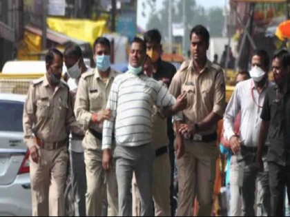 Vikas Dubey reaches Kanpur team along with STF wife richa Dubey arrested | कड़ी सुरक्षा के बीच विकास दुबे को पुलिस लेकर पहुंची कानपुर, पत्नी को भी किया गया गिरफ्तार