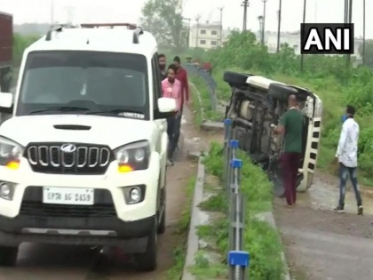 vikas dubey killed in encounter when stf car accident during was bringing back in kanpur all update | बड़ी खबर: गैंगस्टर विकास दुबे एनकाउंटर में मारा गया, STF की गाड़ी पलटने के बाद की थी भागने की कोशिश