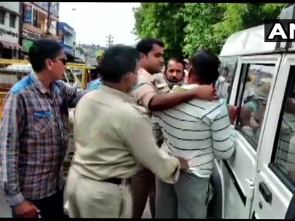 Kanpur Shootout Vikas Dubey confesses Main Vikas Dubey hoon, Kanpur wala Watch video | 'मैं विकास दुबे हूं, कानपुर वाला', उज्जैन में गिरफ्तार होने के बाद पुलिस के सामने चिल्लाया 8 पुलिसकर्मियों का 'हत्यारा', देखें वीडियो