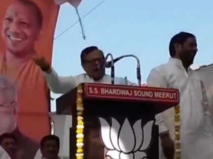 Lok Sabha Election 2019: BJP leader Kamal Kamal speech goes viral, Calls Narendra Modi Ram & Yogi Adityanath Lakshman | बीजेपी नेता ने मंच से लगाई 'कमल' नाम की रट, यूजर बोला- लगता है पहले टिकट ब्लैक करता था