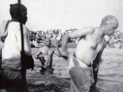 Former Prime Minister Jawaharlal Nehru viral picture of dip during Kumbh Mela | जवाहरलाल नेहरू ने कुंभ में जनेऊ पहन किया था स्नान? जानें क्या है वायरल हो रही तस्वीर की सच्चाई