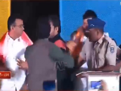 Telangana Election 2023 Watch BJP and BRS candidates clash in live TV debate in Telangana throat caught in anger | Watch: तेलंगाना में लाइव टीवी डिबेट में भिड़े बीजेपी और बीआरएस उम्मीदवार, बौखलाहट में पकड़ा गला
