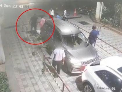 Mumbai Man Beats Ola Driver Smashes Him To Ground After Cab Hits His Audi Q3 in Ghatkopar CCTV Video viral | Viral Video: कैब से ऑडी में लगी जरा सी टक्कर से बौखलाया कार मालिक, ड्राइवर को जमीन पर पटक कर पीटा Mumbai Man Beats Ola Driver Smashes Him To Ground After Cab Hits His Audi Q3 in Ghatkopar CCTV Video viral | Viral Video: कैब से ऑडी में लगी जरा सी टक्कर से बौखलाया कार मालिक, ड्राइवर को जमीन पर पटक कर पीटा