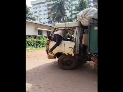 Karnataka Drivers forced to drive government garbage van in dilapidated condition users mocked the government after watching the video | कर्नाटक: जर्जर हालत में सरकारी कूड़े की गाड़ी चलाने को मजबूर ड्राइवर, वीडियो देख यूजर्स ने सरकार की उड़ाई खिल्ली