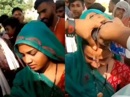 wife was caught with her boyfriend husband freed her by removing sindoor and mangalsutra | Social Media: प्रेमी के साथ पकड़ी गई पत्नी, पति ने सिन्दूर धोकर कर किया आजाद, देखें वीडियो