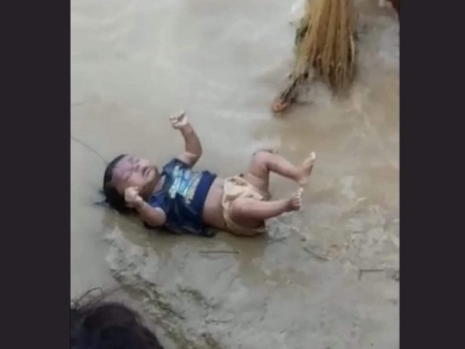 bihar floods viral photos of child deadbody on social media | बाढ़ से बेहाल बिहार से सामने आई इस वायरल वीडियो ने सबको रुला दिया 