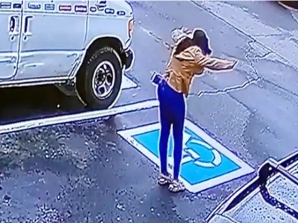 Woman’s happy reaction after being hired was caught on camera | नौकरी मिलने के बाद लड़की ने सड़क पर की ये हरकत, सीसीटीवी में हुई कैद, वीडियो वायरल
