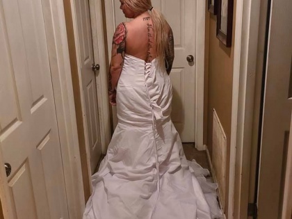 trending Viral news: Angry bride complained to the company about the wedding dress, then got the answer - you are wearing it upside down | वेडिंग ड्रेस को लेकर दुल्हन ने गुस्साते हुए कंपनी से की शिकायत, तो जवाब मिला- आपने इसे उल्टा पहना है
