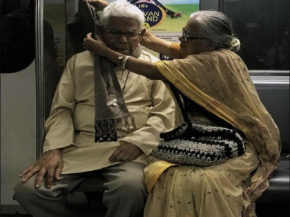 elderly couple in Kolkata metro is viral Internet is in love | मेट्रो में इस बुजुर्ग कपल के प्यार को देख इंटरनेट पर मचा धमाल, लोगों ने कहा- 'जिंदगी के साथ भी, जिंदगी के बाद भी'