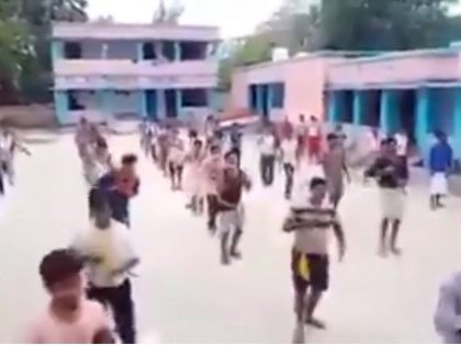 'Sandese aate hain': People at Bihar quarantine centre keep spirits high with music and dance | बिहार: सिवान जिले में क्वारंटाइन सेंटर पर लोगों ने 'संदेशे आते हैं' गाने पर जमकर किया डांस, देखें वायरल वीडियो