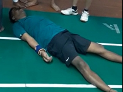 Telangana Video 38-year-old man dies after heart attack while playing badminton | वीडियोः तेलंगाना में बैडमिंटन खेलते वक्त 38 वर्षीय शख्स को पड़ा दिल का दौरा, हुई मौत, देखें