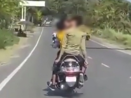 Uttar Pradesh Two youths liplocked on a moving bike police swung into action after the video went viral | उत्तर प्रदेश: चलती बाइक पर दो युवकों ने किया 'लिपलॉक', वीडियो वायरल होने पर हरकत में आई पुलिस