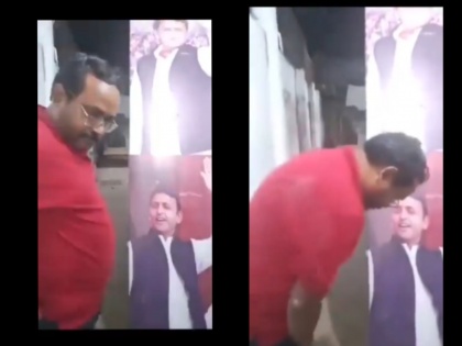Watch Man urinated on the poster Akhilesh Yadav in Varanasi accused arrested | Watch: वाराणसी में अखिलेश यादव की तस्वीर के साथ शख्स ने की शर्मनाक हरकत, पोस्टर पर किया पेशाब, आरोपी गिरफ्तार