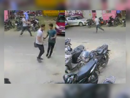 man first slit his own throat and then ran away snatching the pistol from the police, video of the horrifying scene on the Delhi road went viral | पहले काटा खुद का गला फिर पुलिस की पिस्तौल छीन भागा शख्स, दिल्ली की सड़क पर खौफनाक मंजर का वीडियो वायरल