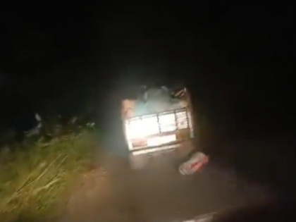game of thief and police was seen on the road in filmy style Police chased a truck full of ganja in Odisha video goes viral | फिल्मी स्टाइल में दिखा सड़क पर चोर-पुलिस का 'खेल', तस्कर का पीछा करती रही पुलिस और गांजे से भरे बैग को फेंक फरार हुए आरोपी